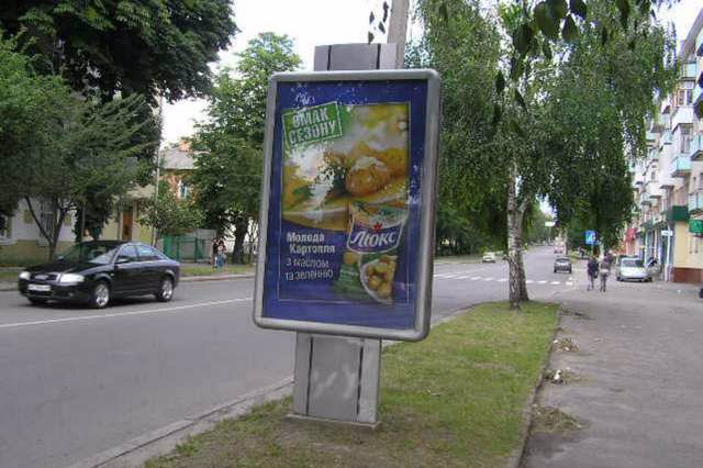 `Ситилайт №146017 в городе Ровно (Ровенская область), размещение наружной рекламы, IDMedia-аренда по самым низким ценам!`
