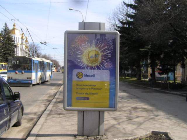 `Ситилайт №146037 в городе Ровно (Ровенская область), размещение наружной рекламы, IDMedia-аренда по самым низким ценам!`