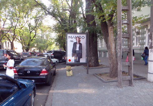 Ситилайт формат 1.8x1.2 №203382 в городе Одесса (Одесская область) `Ситилайт №203382 в городе Одесса (Одесская область), размещение наружной рекламы, IDMedia-аренда по самым низким ценам!`