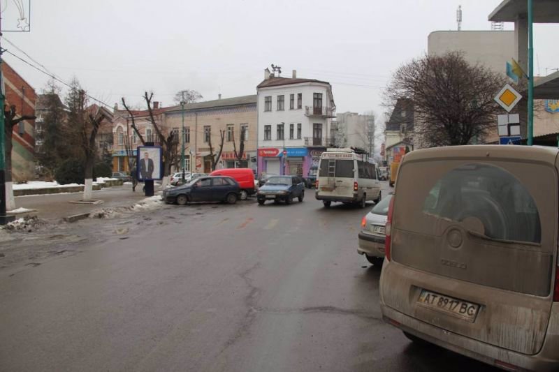 `Скролл №219013 в городе Надвирна (Ивано-Франковская область), размещение наружной рекламы, IDMedia-аренда по самым низким ценам!`