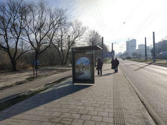 `Остановка №225760 в городе Львов (Львовская область), размещение наружной рекламы, IDMedia-аренда по самым низким ценам!`