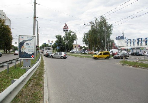Ситилайт формат 1.8x1.2 №226731 в городе Чернигов (Черниговская область) `Ситилайт №226731 в городе Чернигов (Черниговская область), размещение наружной рекламы, IDMedia-аренда по самым низким ценам!`