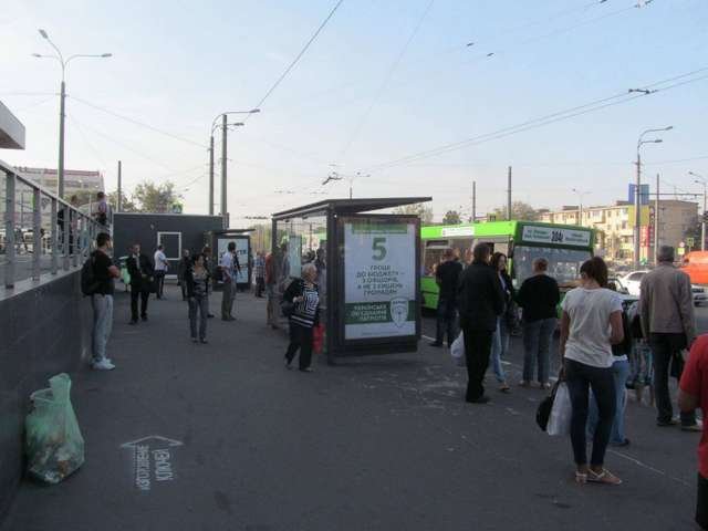 Зупинка №230536 в місті Харків (Харківська область), розміщення зовнішнішньої реклами, IDMedia-оренда найнижчі ціни!