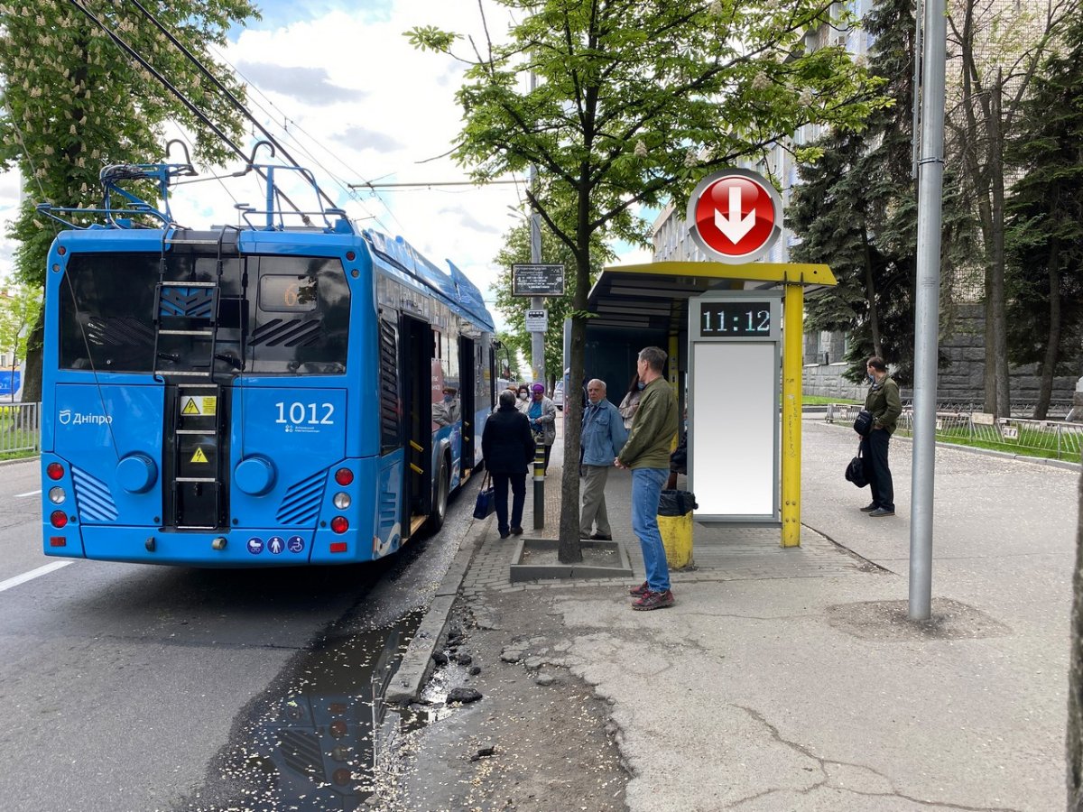 Зупинка формат 0,77х1,58(перф) №240597 в городе Дніпро (Дніпропетровська область) Зупинка №240597 в місті Дніпро (Дніпропетровська область), розміщення зовнішнішньої реклами, IDMedia-оренда найнижчі ціни!