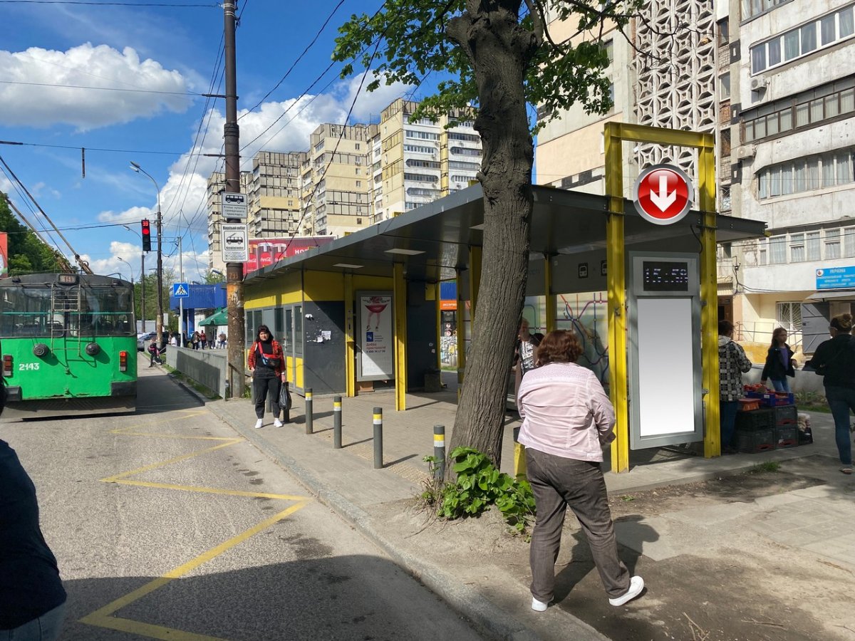 Остановка формат 0,77*1,50 (перф) №240692 в городе Днепр (Днепропетровская область) `Остановка №240692 в городе Днепр (Днепропетровская область), размещение наружной рекламы, IDMedia-аренда по самым низким ценам!`