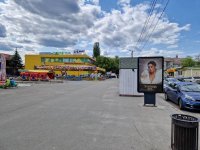 Сітілайт у місті Васильків #268435 за адресою м. Васильків, вул. Грушевського, 17, біля Васильківського Міськрайонного центру зайнятості та автобусної зупинки, навпроти відділення ПУМБ, за 50м до магазину "Сільпо" та "COMFY", за 150м до повороту на вул. Гоголя, за 200м до повороту на вул. Декабристів, через 200м після магазину "АТБ-Маркет" Сітілайт №268435 в місті Васильків (Київська область), розміщення зовнішнішньої реклами, IDMedia-оренда найнижчі ціни!