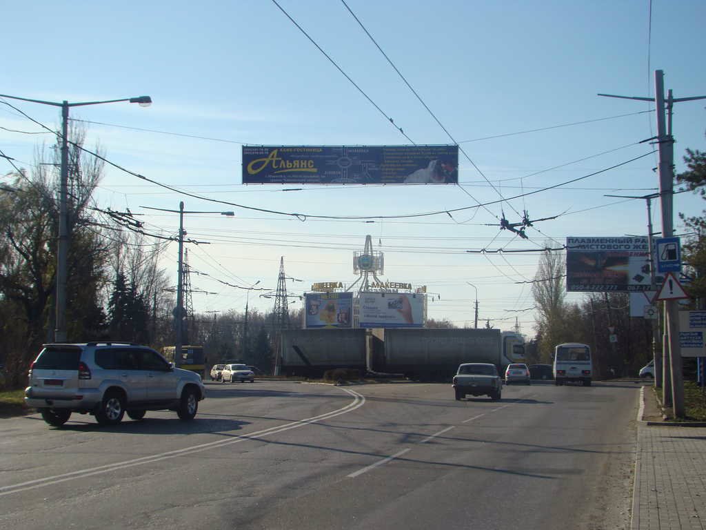 Розтяжка №46596 в місті Макіївка (Донецька область), розміщення зовнішнішньої реклами, IDMedia-оренда найнижчі ціни!