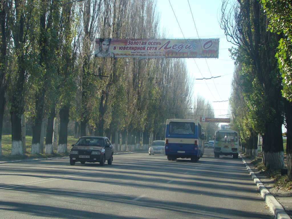 Розтяжка №46610 в місті Макіївка (Донецька область), розміщення зовнішнішньої реклами, IDMedia-оренда найнижчі ціни!