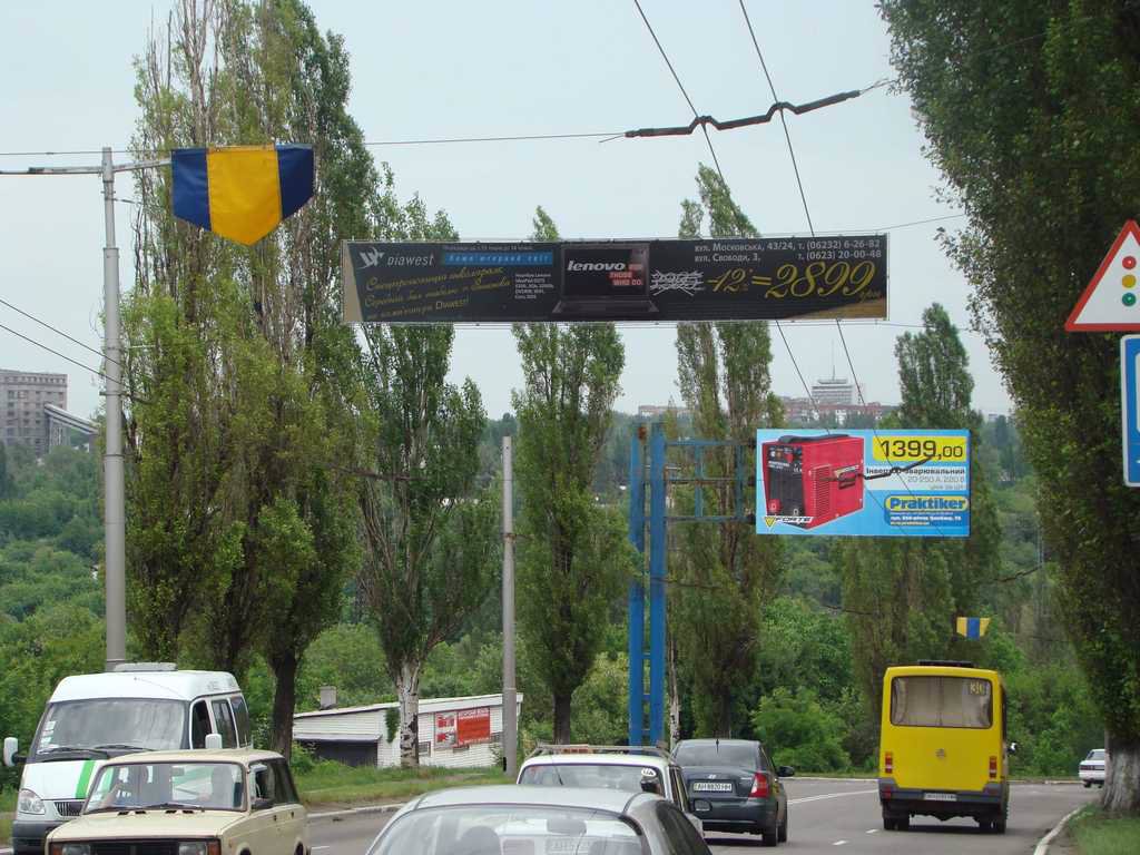 Розтяжка №46615 в місті Макіївка (Донецька область), розміщення зовнішнішньої реклами, IDMedia-оренда найнижчі ціни!