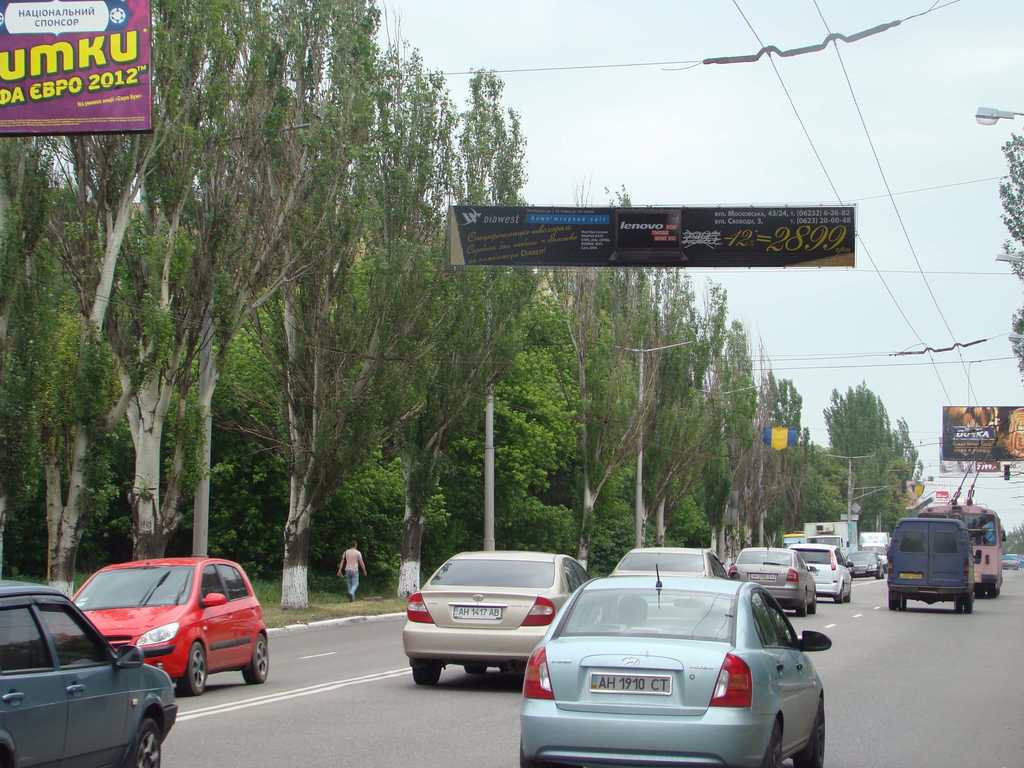 Розтяжка №46621 в місті Макіївка (Донецька область), розміщення зовнішнішньої реклами, IDMedia-оренда найнижчі ціни!