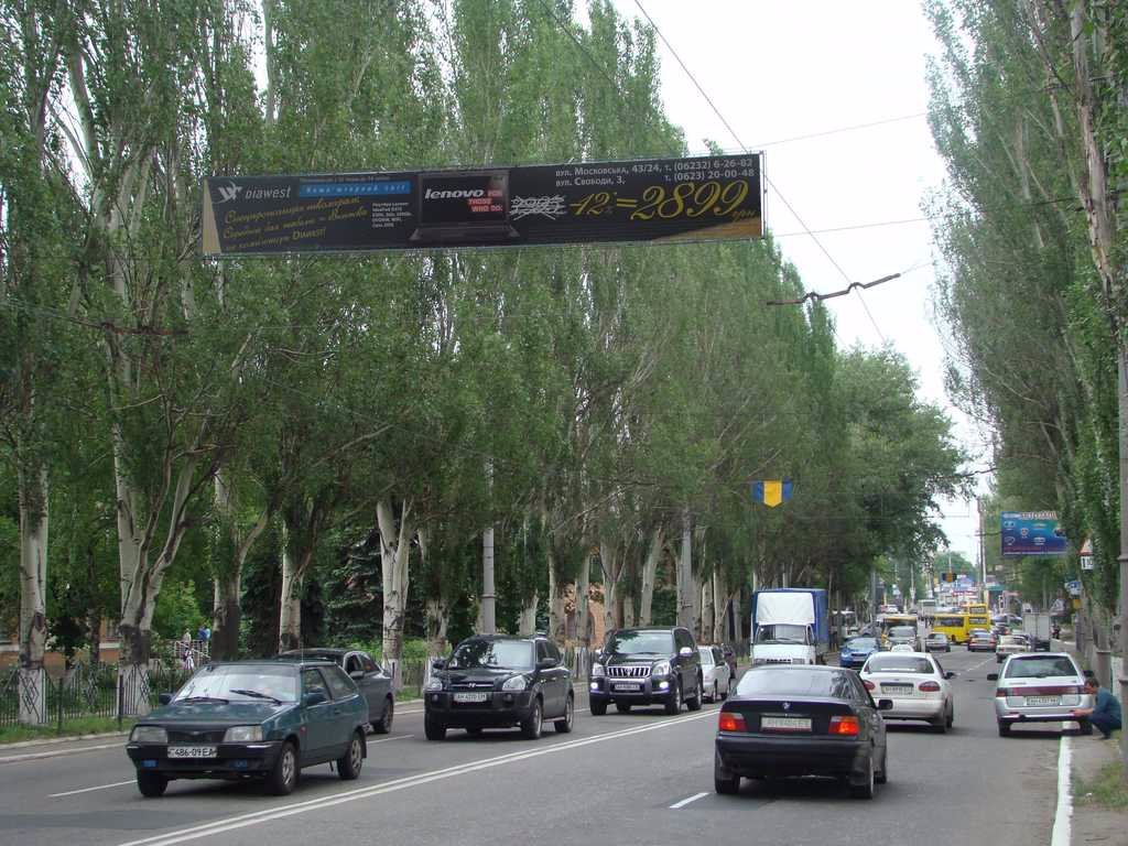 Розтяжка №46627 в місті Макіївка (Донецька область), розміщення зовнішнішньої реклами, IDMedia-оренда найнижчі ціни!