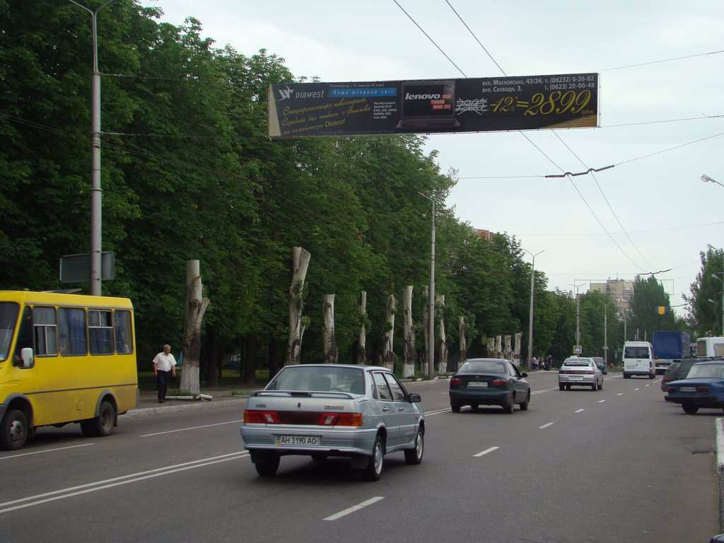 Розтяжка №46631 в місті Макіївка (Донецька область), розміщення зовнішнішньої реклами, IDMedia-оренда найнижчі ціни!