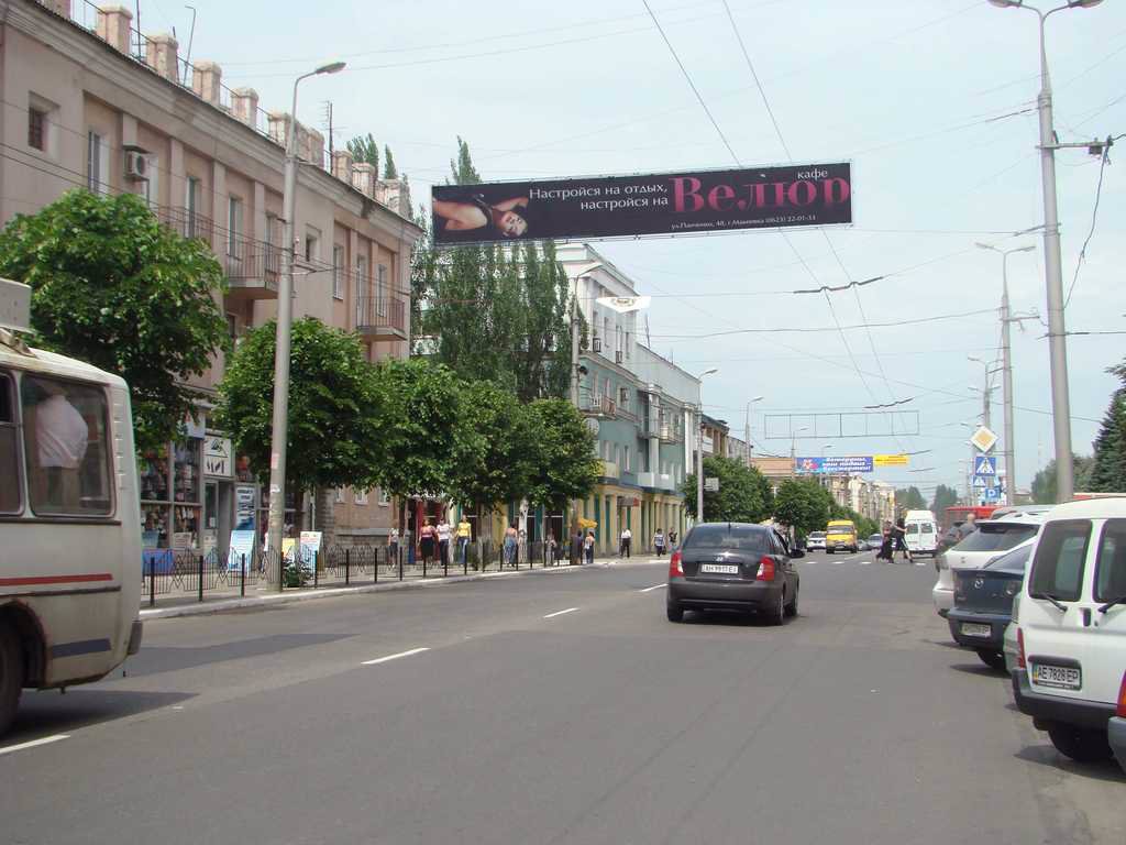 Розтяжка №46665 в місті Макіївка (Донецька область), розміщення зовнішнішньої реклами, IDMedia-оренда найнижчі ціни!