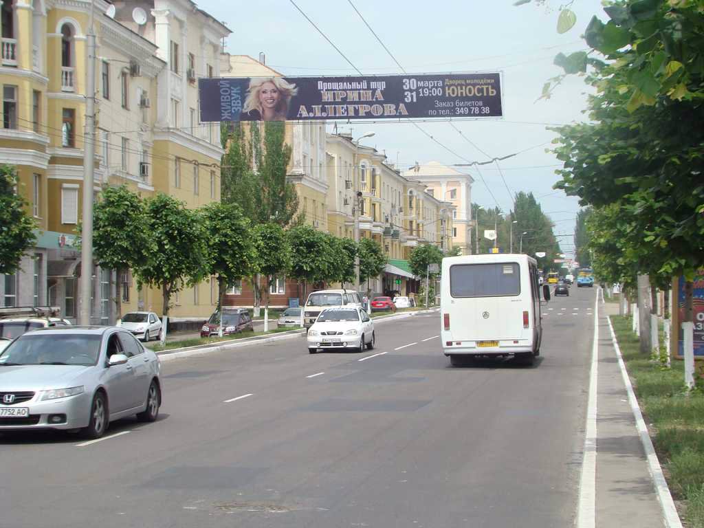 Розтяжка №46675 в місті Макіївка (Донецька область), розміщення зовнішнішньої реклами, IDMedia-оренда найнижчі ціни!