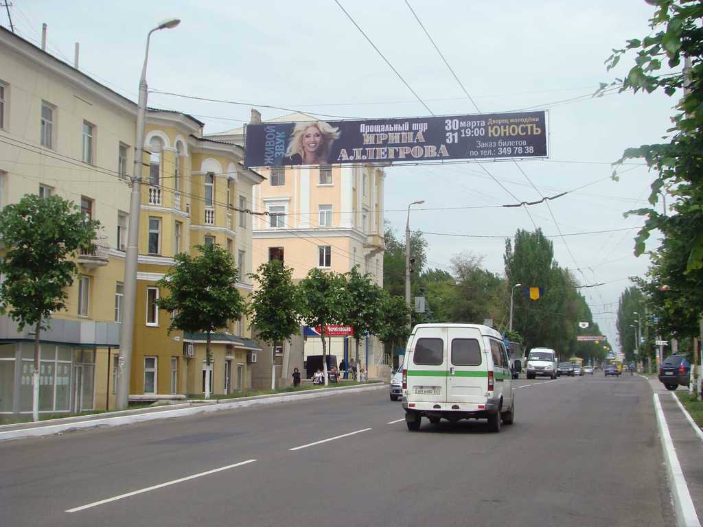 Розтяжка №46677 в місті Макіївка (Донецька область), розміщення зовнішнішньої реклами, IDMedia-оренда найнижчі ціни!