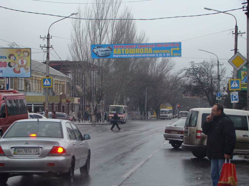 Розтяжка №46690 в місті Макіївка (Донецька область), розміщення зовнішнішньої реклами, IDMedia-оренда найнижчі ціни!